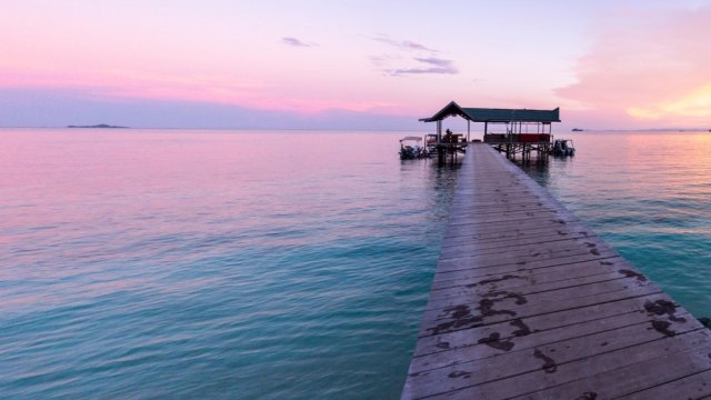 Suasana di dermaga Raja Ampat.  Foto: Flickr / Laura Jacobsen