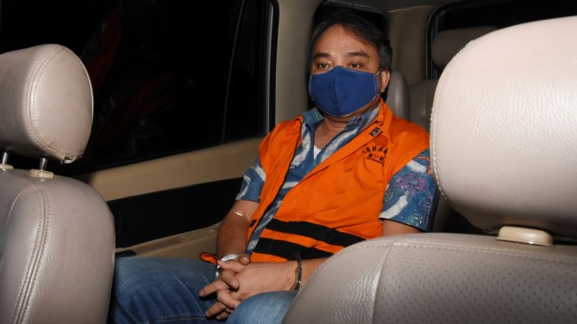 Tersangka Direktur dan Komisaris PT Sharleen Raya, Hong Arta John Alfred memasuki mobil tahanan usai menjalani pemeriksaan di Gedung KPK, Jakarta, Senin (27/7). Foto: Indrianto Eko Suwarso/ANTARA FOTO