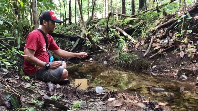 Arief Perdana, salah satu pemancing microfishing dari Putussibau, Kabupaten Kapuas Hulu, Kalimantan Barat. Foto: Istimewa