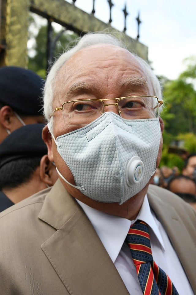 Mantan Perdana Menteri Malaysia Najib Razak tiba di Pengadilan Tinggi Kuala Lumpur, Kuala Lumpur, Malaysia, Selasa (28/7).  Foto: Mohd RASFAN / AFP
