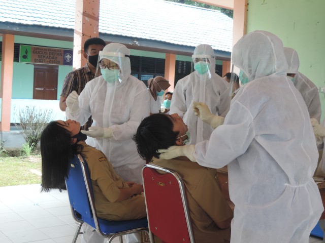 Petugas melakukan swab terhadap guru dan tenaga pendukung di SMA Negeri 1 Sekadau. Foto: Dina Mariana/Hi!Pontianak