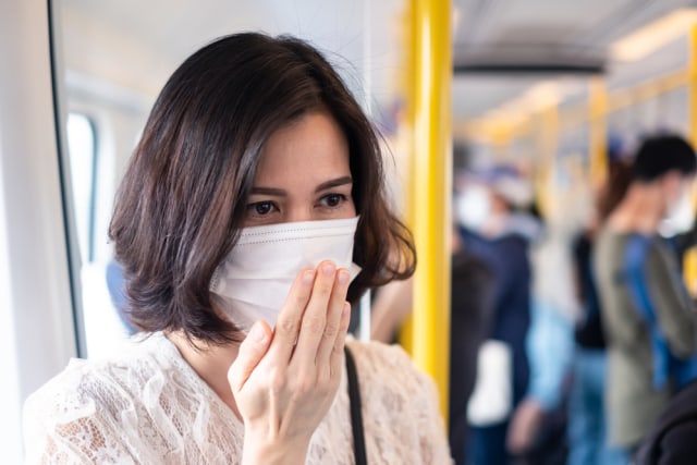 Ilustrasi Jaga Jarak saat Keluar Rumah. Foto: Shutterstock