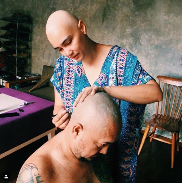 Feby Febiola mencukur habis rambut Franky Sihombing. Foto: IG @febyfebiola