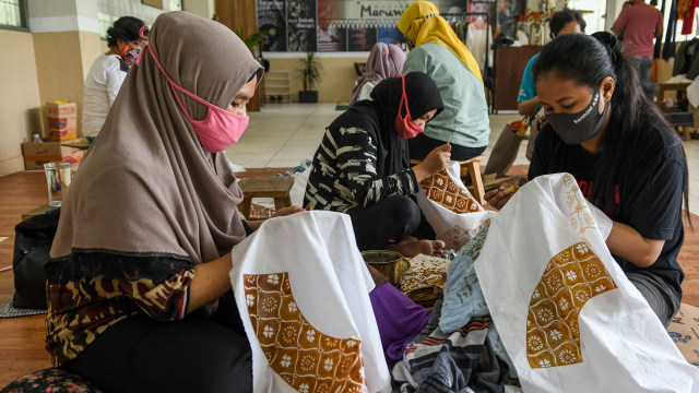 Sejumlah perajin menyelesaikan pembuatan batik di industri rumahan di Rusun Marunda, Jakarta, Selasa (14/7/2020). Foto: M RISYAL HIDAYAT/ANTARA FOTO