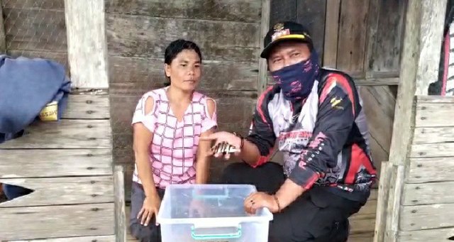 Nellayan di Muba menunjukkan tiger fish atau ikan ellang tangkapannya. (foto: dok. Pemkab Muba)