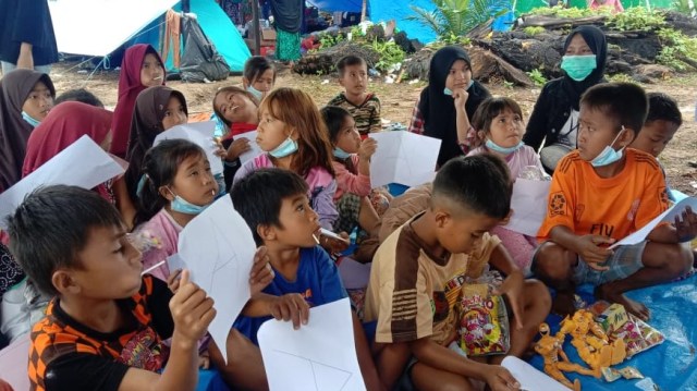 Pengungsi anak-anak diajak bermain oleh para relawan. Foto: Awal Dion/sulbarkini