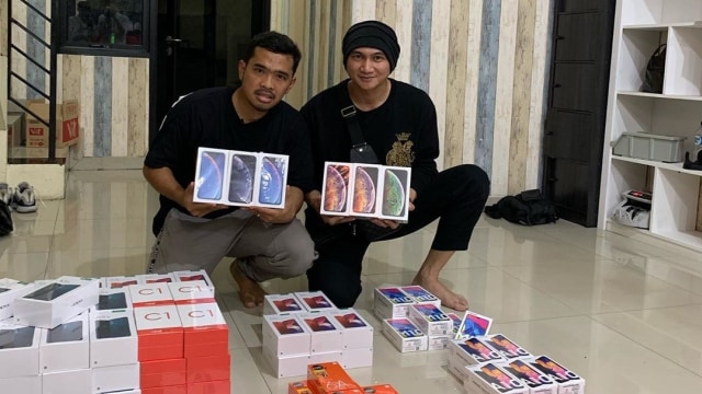 Anji bersama pemilik PS Store, Putra Siregar. Foto: Instagram/@pst0re