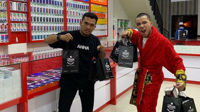 Saaih Halilintar bersama pemilik PS Store, Putra Siregar. Foto: Instagram/@pst0re