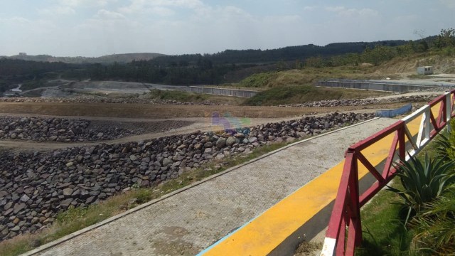 Kondisi pembangunan Waduk Gongseng, di Desa Papringan, Kecamatan Temayang. Selasa (28/07/2020)