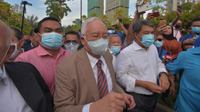Mantan Perdana Menteri Malaysia Najib Razak (tengah) tiba di gedung Mahkamah Kuala Lumpur untuk menjalani sidang, di Kuala Lumpur, Malaysia, Selasa (28/7). Foto: Agus Setiawan/ANTARA FOTO