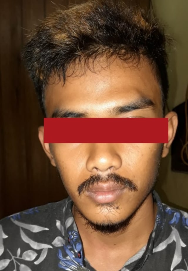 Salah satu pelaku pencurian amplipayer masjid saat diamankan oleh petugas Polsek Dusun Tengah. 