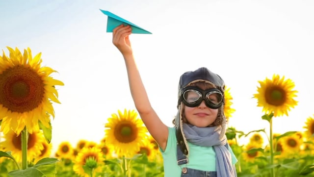 Ilustrasi pesawat kertas. Foto: Shutterstock