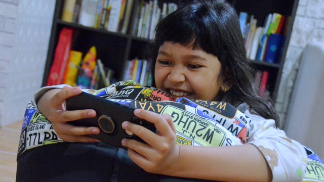 Ilustrasi anak bermain gadget. Foto: Melly Meiliani/kumparan