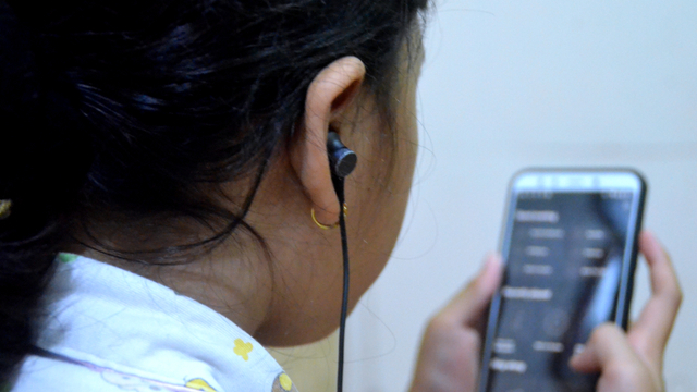Ilustrasi memakai earphone. Foto: Melly Meiliani/kumparan