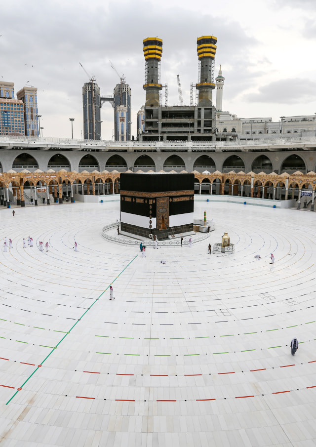 Tanda social distancing terpasang di dekat Mataf (tempat tawaf) di seputar Ka'bah, Masjidil Haram, Makkah, Arab Saudi. Foto: Saudi Press Agency/via REUTERS