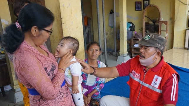 Ni Kadek Ayu Padmini Suari digendong saudaranya- Foto: Dok. Istimewa