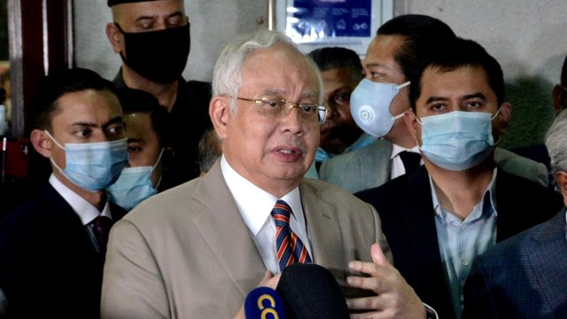 Mantan Perdana Menteri Malaysia Datuk Seri Najib Razak menyatakan akan banding ke Mahkamah Banding dalam jumpa pers usai sidang di Mahkamah Tinggi Kuala Lumpur, Selasa (28/7). Foto: Agus Setiawan/ANTARA FOTO