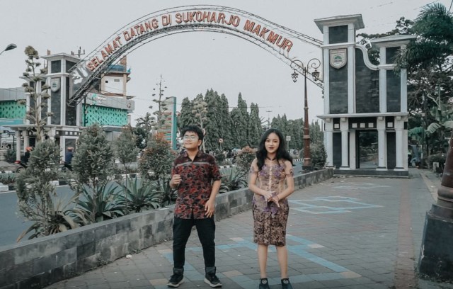 Rake Sadhya Jaya (15) dan Calista (14) sebagai pelajar SMP N 1 Sukoharjo. Dua seniman beranjak remaja ini mempersembahkan kado ulang tahun Pemerintah Kabupaten Sukoharjo ke- 74 dengan lagu ‘Tresno Sukoharjo’