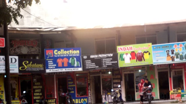 Sentra Industri Kaos Suci (SIKS) di Jalan PHH. Mustofa (Sumber Gambar : https://www.serbabandung.com/)