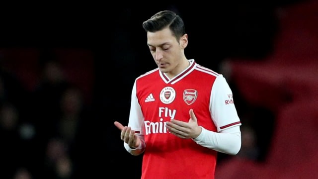 Mesut Oezil berdoa sebelum bertanding. Foto: Reuters/Hannah McKay