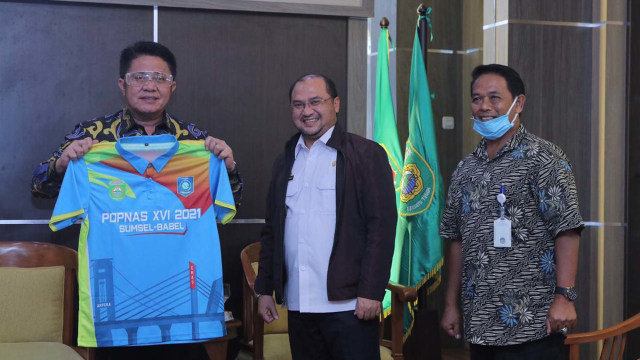 Gubernur Babel Erzaldi Rosman (tengah) dan Gubernur Sumsel Herman Deru (kiri). Foto: Dok. Pemprov Babel
