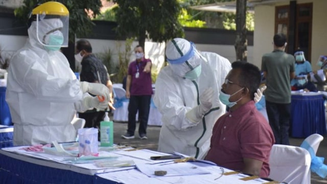 Pelaksanaan tes usap (swab) di Pendopo Kabupaten Pati, Jawa Tengah, pada Sabtu (25/7/2020).  Foto: Akhmad Nazaruddin Lathif/ANTARA