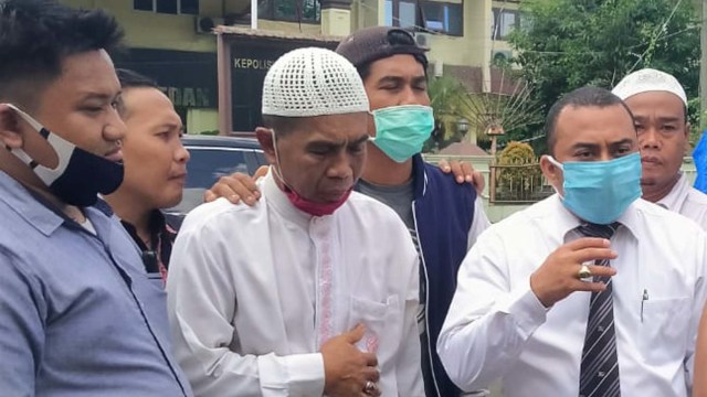 Sarpan (pakai lobe) bersama pengacaranya M Sai usai menjalani pemeriksaan di Mapolrestabes Medan. Foto: Dok. Istimewa