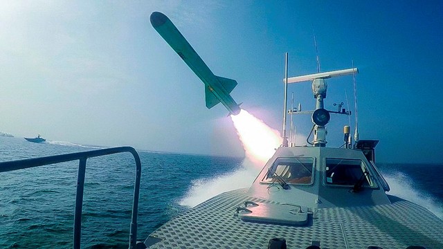 Rudal ditembakkan dalam latihan militer Garda Revolusi Iran di Selat Hormuz, Iran. Foto: Sepahnews/ via AP