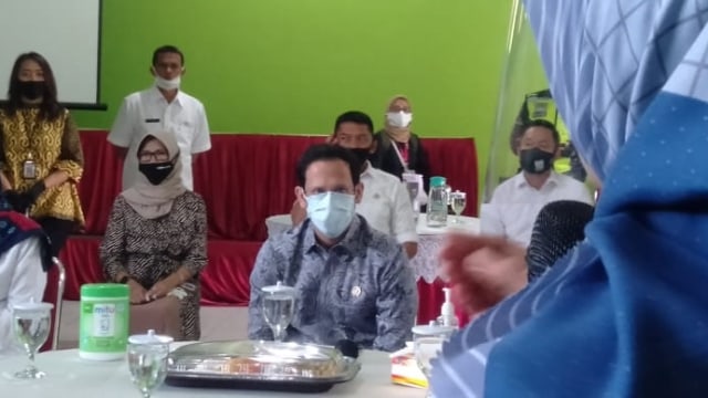 Mendikbud Nadiem Makarim meninjau sejumlah sekolah di Kota Bogor. Foto: Kemendikbud