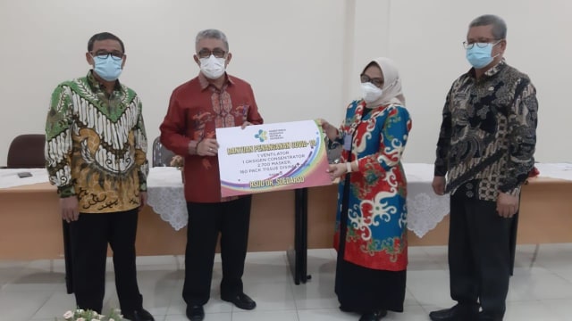 Sekjen Kemenkes meneyrahkan bantuan untuk dua rumah sakit di Kalbar. Foto: Teri/Hi!Pontianak
