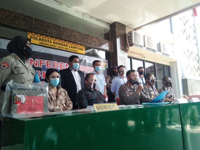 Polresta Bandar Lampung saat menggelar ekspose kasus prostitusi online artis yang melibatkan Vernita Syabilla, Kamis (30/7) | Foto: Obbie Fernando/Lampung Geh