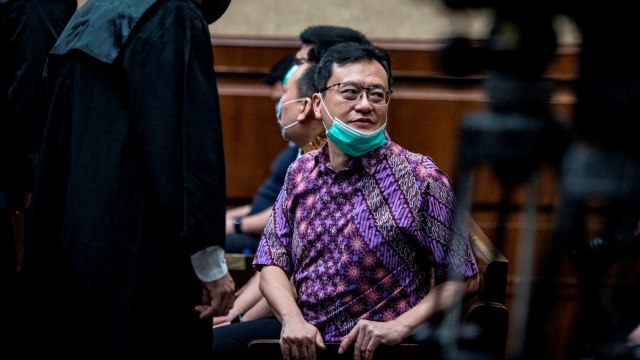 Terdakwa kasus dugaan korupsi pengelolaan keuangan dan dana investasi PT Asuransi Jiwasraya Benny Tjokrosaputro (tengah) bersiap menjalani sidang lanjutan di Pengadilan Tipikor, Jakarta, Kamis (30/7). Foto: Aprillio Akbar/ANTARA FOTO