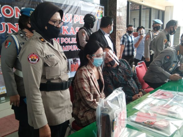 Vernita Syabilla saat dihadirkan dalam konferensi pers prostitusi online artis di Mapolresta Bandar Lampung, Kamis (30/7) | Foto: Obbie Fernando/Lampung Geh