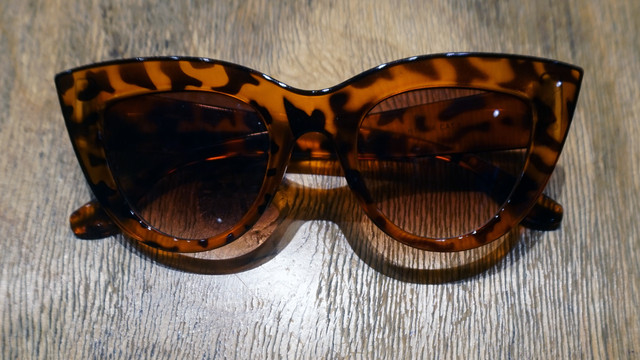 Ilustrasi kacamata yang miring. Foto: Iqbal Firdaus/kumparan