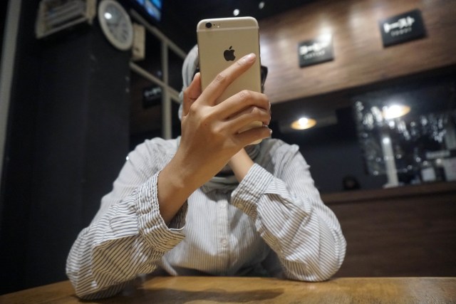 Ilustrasi melakukan restart HP. Foto: Iqbal Firdaus/kumparan