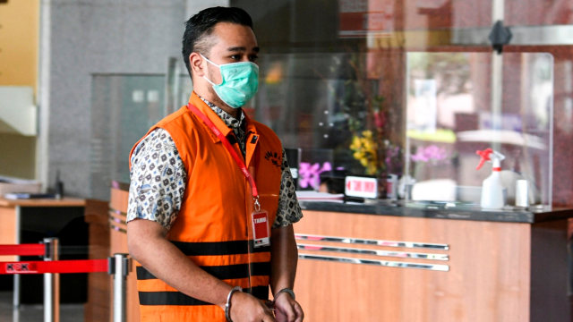 Tersangka kasus dugaan suap gratifikasi senilai Rp46 miliar Rezky Herbiyono bersiap menjalani pemeriksaan di gedung KPK, Jakarta, Kamis (30/7). Foto: M Risyal Hidayat/ANTARA FOTO