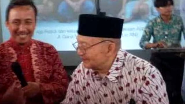 Ajip Rosidi (kanan) dalam acara pemberian hadiah sastra daerah Rancage beberapa waktu lalu. Foto: ANTARA/HO-Dok. Keluarga