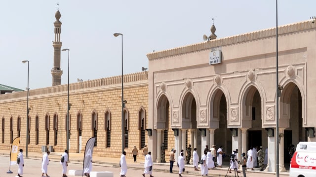 Jemaah haji menjaga jarak sosial ketika mereka memasuki Masjid Namira di Arafah, Makkah, Arab Saudi, Kamis (30/7/2020).  Foto: Saudi Press Agency/Handout via REUTERS