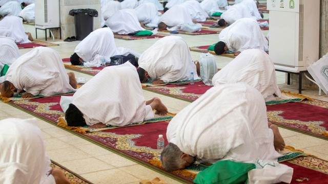 Jemaah haji mengenakan masker dan menjaga jarak saat salat di dalam Masjid Namira di Arafah, Makkah, Arab Saudi, Kamis (30/7). Foto: Saudi Ministry of Media/Handout