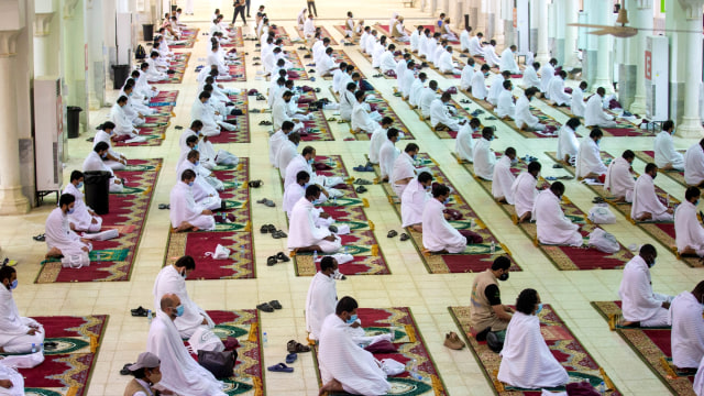 Jemaah haji mengenakan masker dan menjaga jarak saat salat di dalam Masjid Namira di Arafah, Makkah, Arab Saudi, Kamis (30/7/2020). Foto: Saudi Ministry of Media/Handout