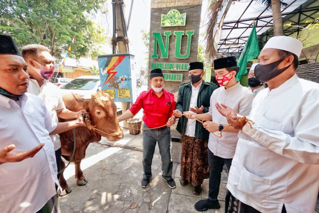Penyerahan hewan kurban di sejumlah tempat dilakukan Gibran Rakabuming Raka, putra Presiden Joko Widodo. Diawalinya sapi seberat 631 kg diberikan DPC PDI Perjuangan sekaligus penyerahan baju kreasi anak muda bergambar pasangan Gibran-Teguh