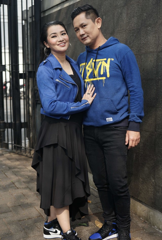 Fitri Carlina dan suami ditemui di kawasan Tendean, Jakarta, Kamis, (30/7). Foto: Dok. Ronny