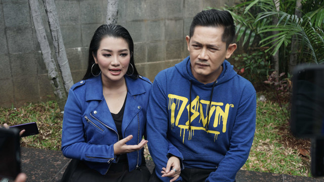 Fitri Carlina dan suami ditemui di kawasan Tendean, Jakarta, Kamis, (30/7). Foto: Dok. Ronny