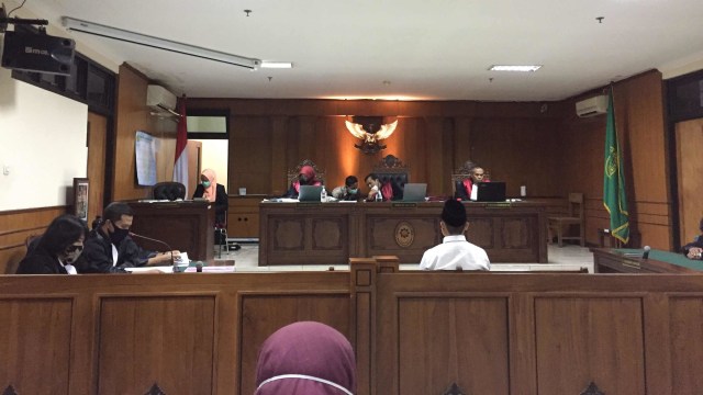 Isfan Yoppy Andrian (36) dituntut 2 tahun penjara dalam sidang yang berlangsung di Pengadilan Negeri Sleman, Kamis (30/7). Foto: Arfiansyah Panji Purnandaru/kumparan