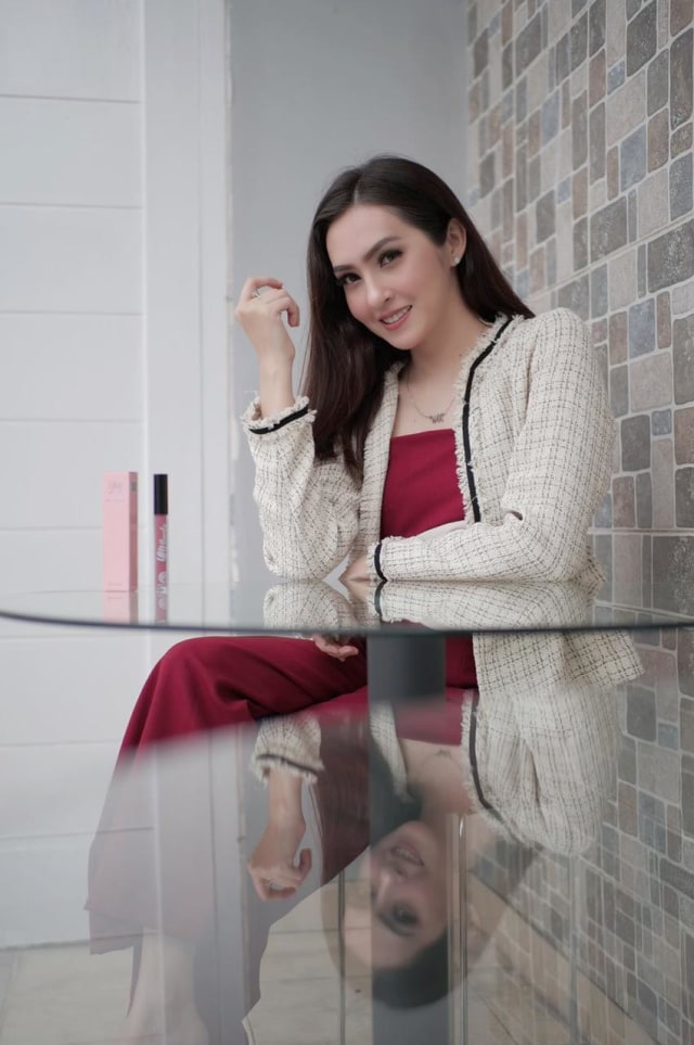 Terobosan wisata ketika tatanan baru membuat wanita cantik,  Astriyani Melwani berolah karya. Kali ini dia berkarya dengan lipstik yang tujuannya memperkenalkan wisata Kabupaten Biak Numfor Papua