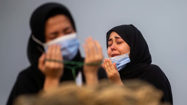Umat Muslim memakai masker ketika memanjatkan doa di padang Arafah, Mekkah Arab Saudi. Foto: Kementerian Media Arab Saudi via Reuters