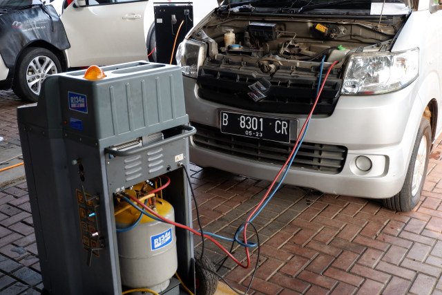 Proses flushing AC mobil. Foto: Aditya Pratama Niagara/kumparan