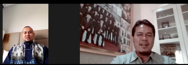 Muhammad Wahyu (kiri), WNI yang naik haji 2020 diwawancarai Konsul Haji-1 KJRI Jeddah Endang Jumali. Foto: Dok. Youtube Majlis Jumali