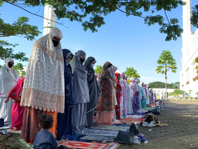 Umat muslim mengikuti salat Idul Adha di Masjid Raya Mujahidin Pontianak. Foto: Teri/HiPontianak
