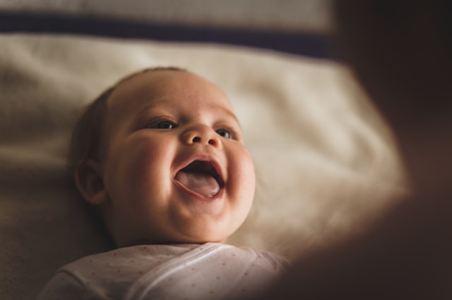 Foto seorang bayi yang sedang tertawa. Dok: pixabay